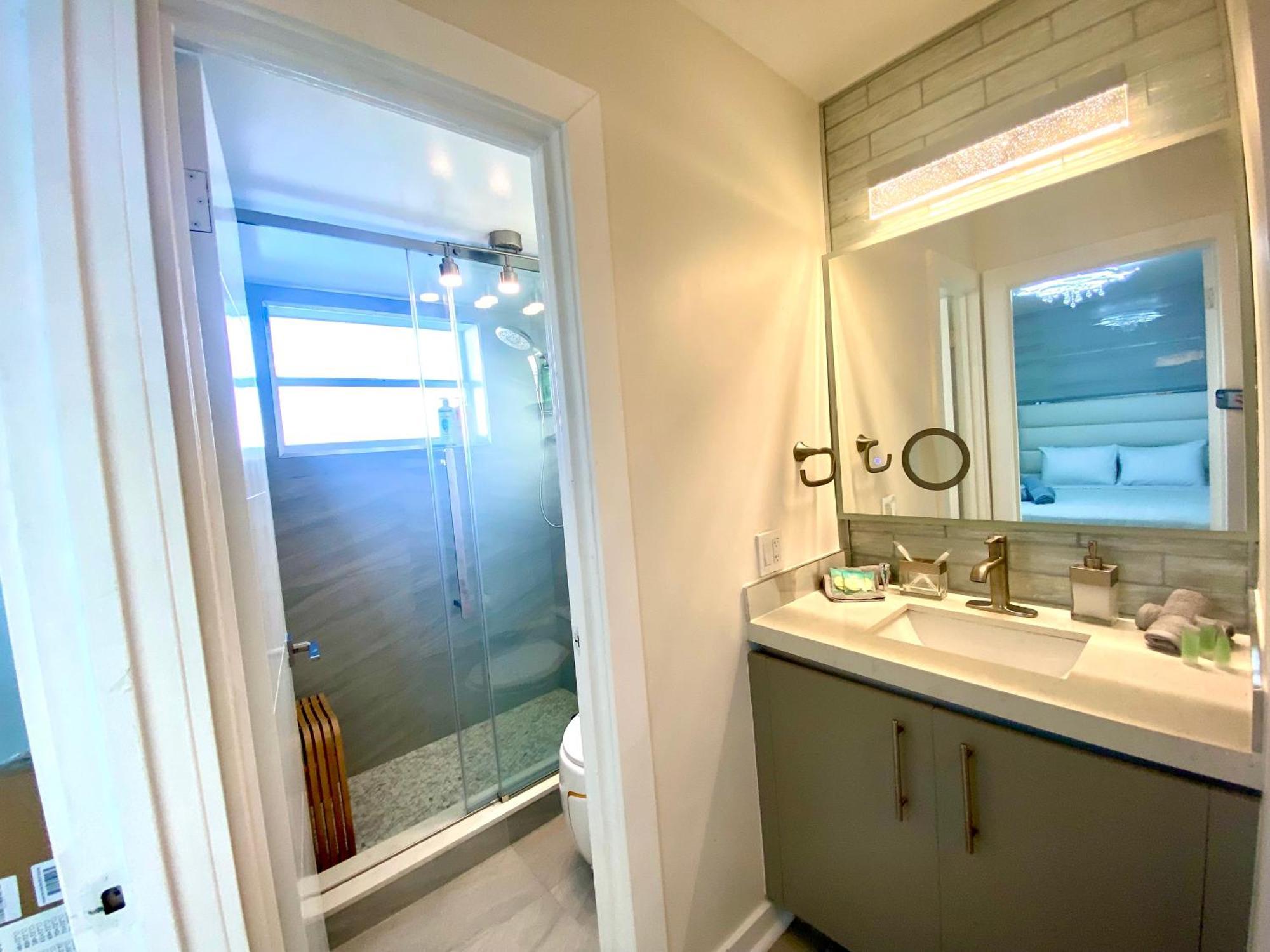 Panoramic Luxurious Waterfront One Bedroom Apartment With Miami Skyline View Free Parking 5Min Drive To 마이애미 비치 외부 사진